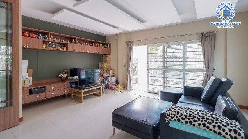 บ้านเดี่ยวมือสองย่านนนทบุรีฯ ม.คาซ่าแกรนด์ รัตนาธิเบศร์-ราชพฤกษ์ เนื้อที่กว้างขวางมากถึง 111 ตร.ว. ฟังก์ชัน 4 ห้องนอน 5 ห้องน้ำ ที่จอดรถ 5 คัน แถมฟรี! เครื่องปรับอากาศ 7 เครื่อง บนทำเลแห่งการเดินทาง ใกล้รถไฟฟ้าสายสีม่วง "สถานีบางรักใหญ่"...